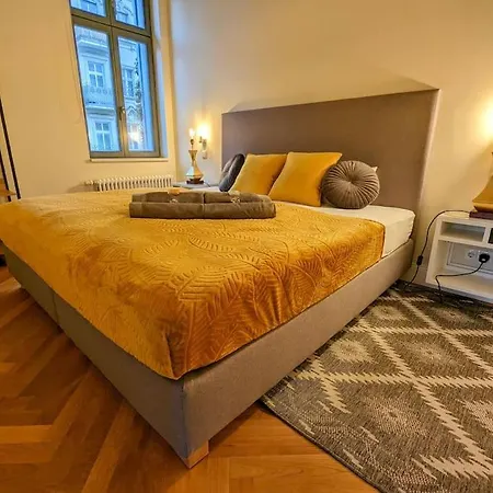 Modern Building With Vertical Garden & 2 Bedrooms Appartement Berlijn