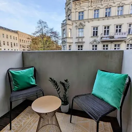Modern Building With Vertical Garden & 2 Bedrooms Appartement Berlin