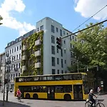 Apartman Modern Building With Vertical Garden & 2 Bedrooms