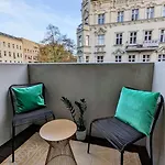 Modern Building With Vertical Garden & 2 Bedrooms Apartman Berlin