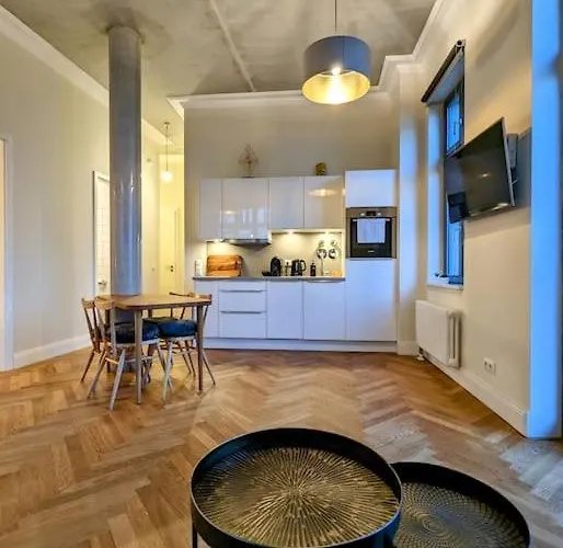 Modern Building With Vertical Garden & 2 Bedrooms דירה *